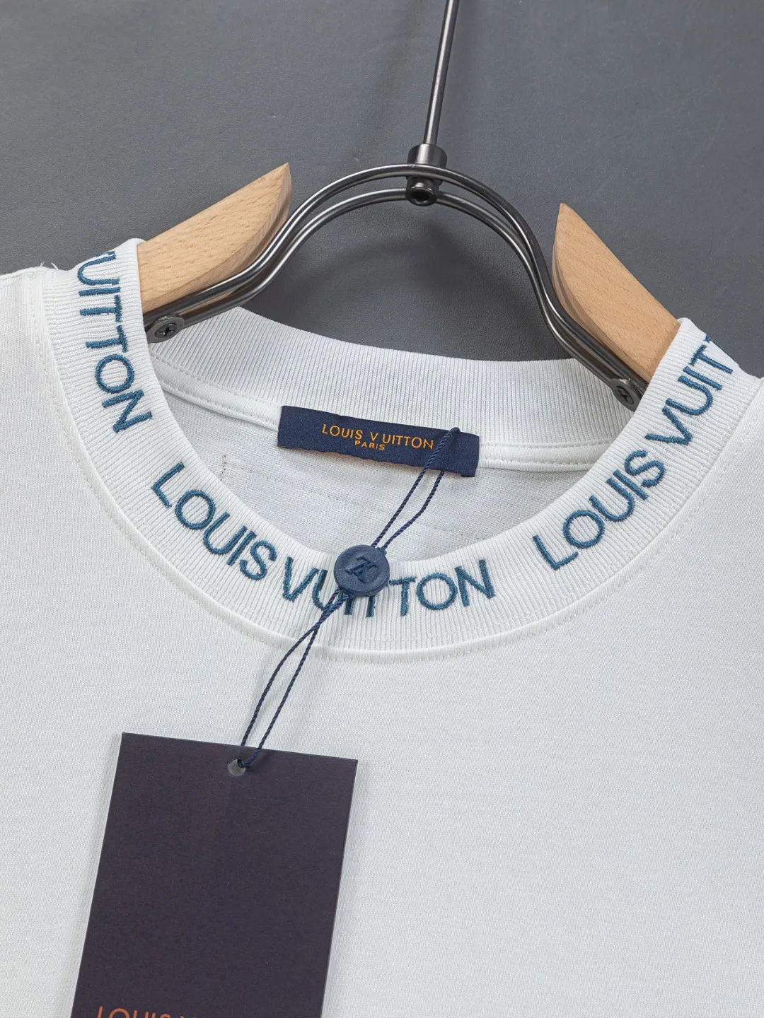 🅿️190 Louis Vuitton 1V LV micro-wide version S-XL LV 26ss new product counters are available at the same time. Multiple craftsmanship, simple letters embroidery on the collar + simple letter logo on the cuffs 🪡 embroidery, round neck short-sleeved T-shirt, same style for men and women! Consigned to one-to-one creation. Synchronized with the official website, pure cotton fabrics at the counter! It is close to the skin and comfortable, durable and easy to wear. It has a classic and simple logo design and meticulous original craftsmanship. Short-sleeves, a must-have item for men, do not appear to be the same for the general public, but must be unique and eye-catching. This LV short-sleeve is all about quality, comfort, the same shape and fashion as always, including fabrics and cutting techniques. All of them have been made with great effort! 320 grams of washed pure cotton fabric, pure cotton is breathable, very refreshing and comfortable for daily wear. The rib knitting on the neckline is smooth and tight, and the neckline will not be skewed if you toss it at will. The loose version, you will find that it looks really good on the upper body. The overall is minimalist and neat, super versatile for daily use! Pair it casually with a pair of pants for a youthful look. A T-shirt will make your outfit crazy. It is a fashionable item that can never go wrong! Color: Black White Size: S-XL Size chart: S: Shoulder width 50-Bust 56-Length 70 M: Shoulder width 52-Bust 57-Length 72 L: Shoulder width 54-Bust 59-Length 74 XL: Shoulder width 56-Bust 62-Length 76